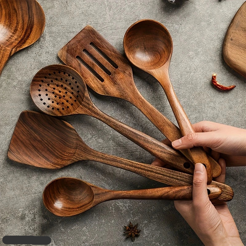 Elegant set av naturligt teakträ till ditt kök