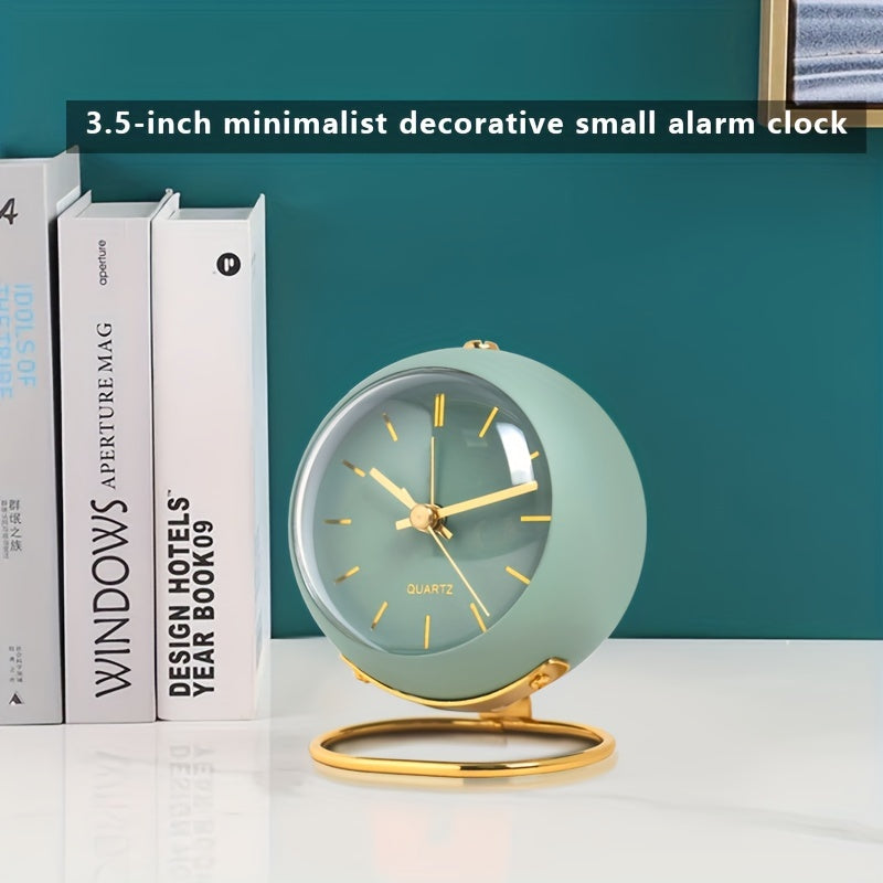 Tyst väggklocka i nordeuropeisk design – Självlysande visare och metallram