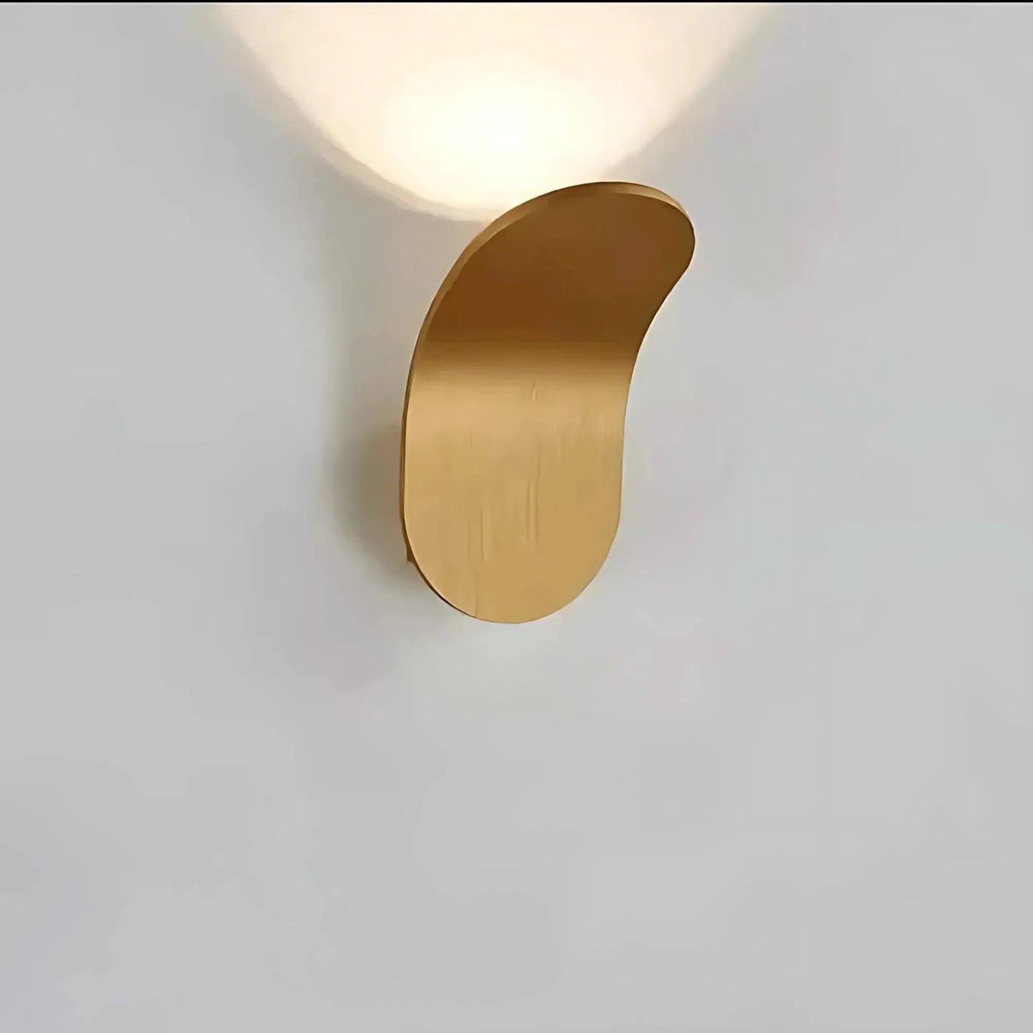 Stilfuld væglampe med integreret LED og moderne design
