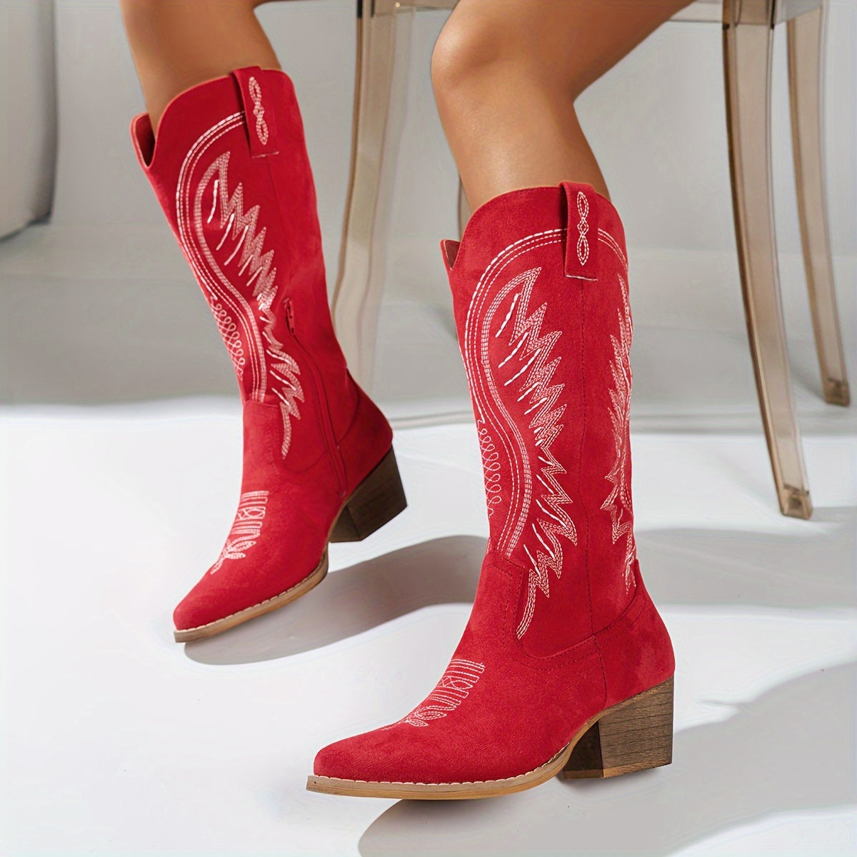 Elegante kvindeboots med broderi og mellem højde hæl
