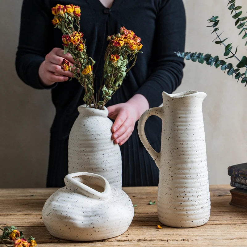Håndlavet Keramikvase med Skandinavisk Elegance og Unik Silhuet
