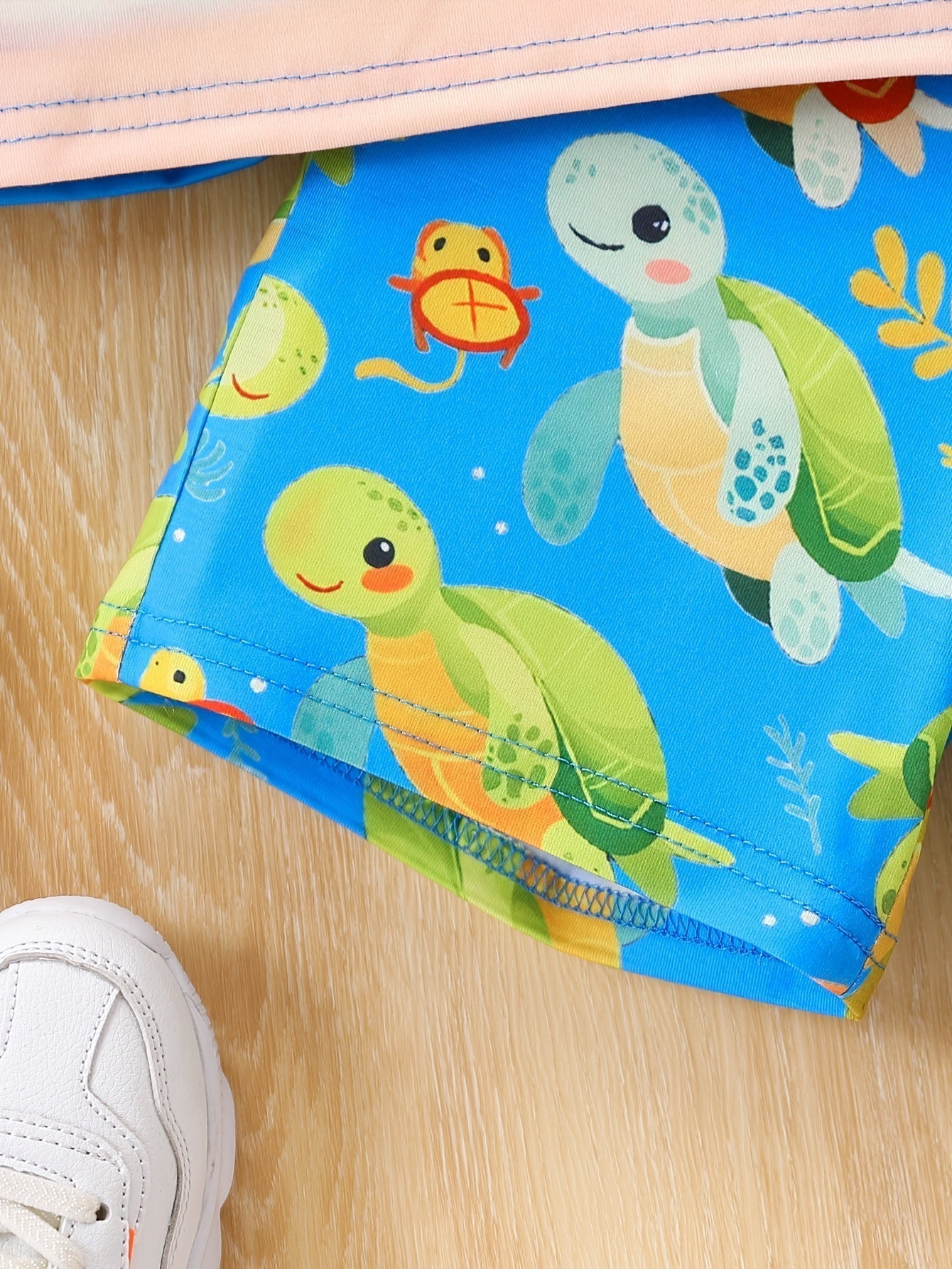 Sødt sommeroutfit med skildpaddedesign – T-shirt og shorts til børn