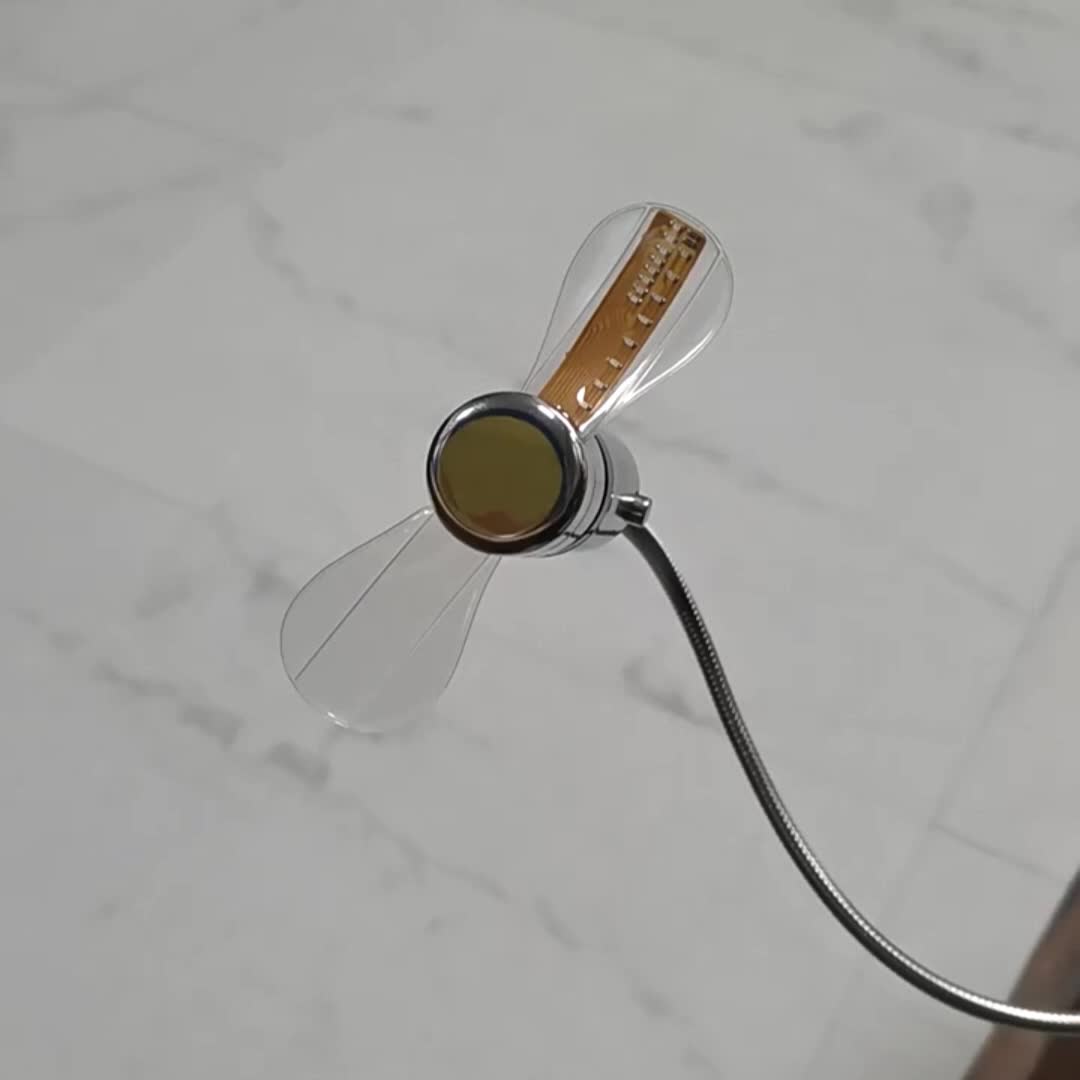USB Fläkt med LED Klocka – Kompakt och Stilren