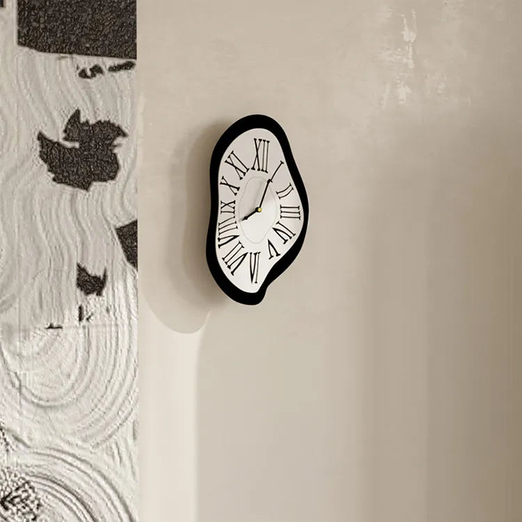 Surrealist vægure med kunstnerisk numerisk design