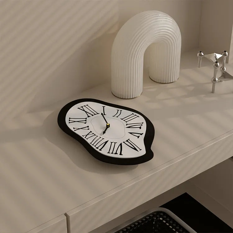Surrealist vægure med kunstnerisk numerisk design