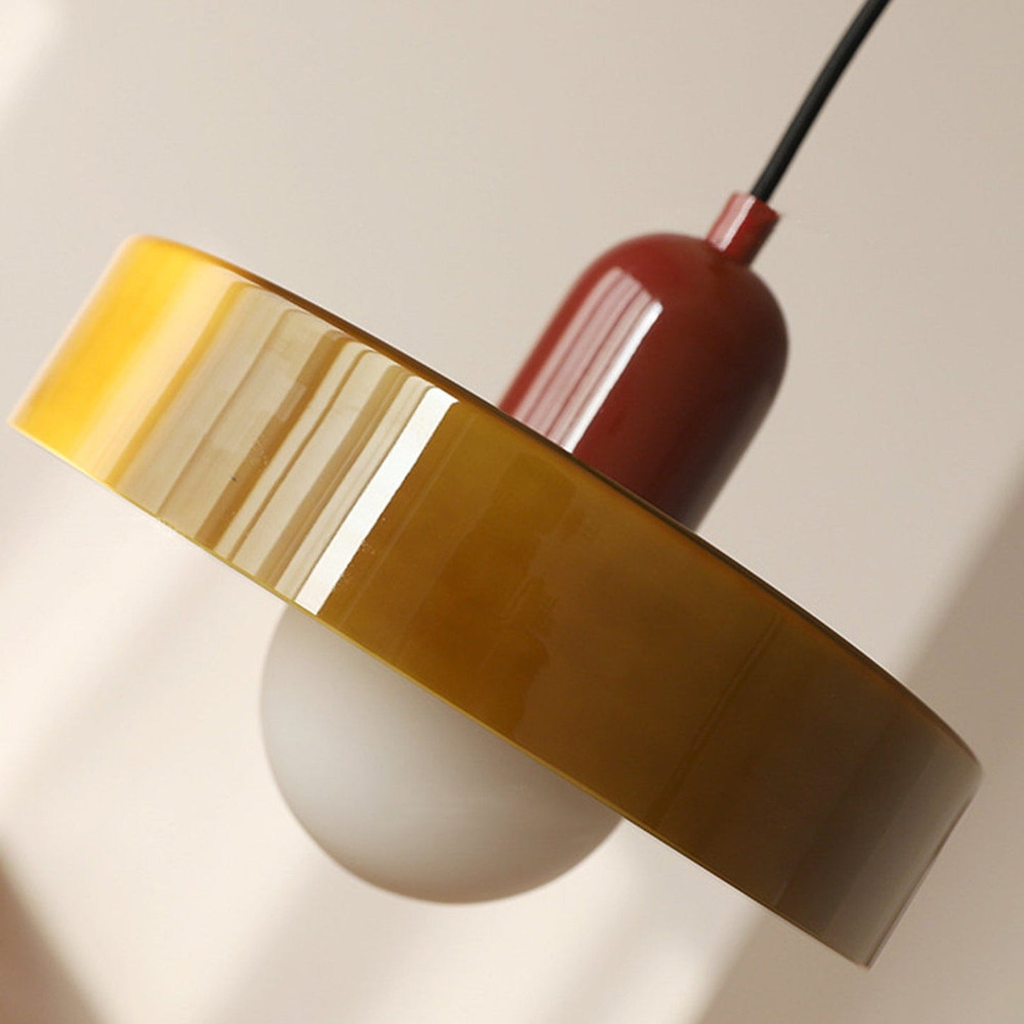 Pendellampa i färgat glas från Bauhaus