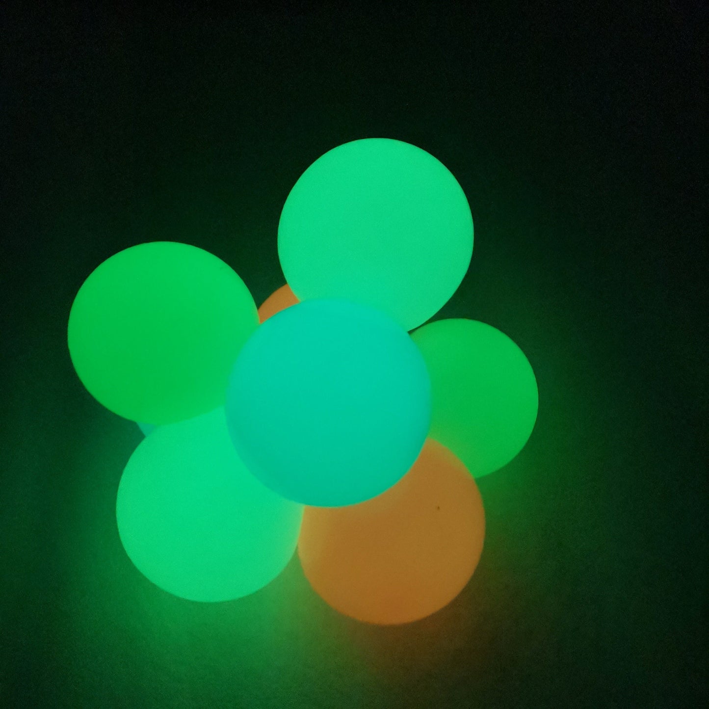 GlowBounce Gummibolde – Lysende Legesjov i Mørket