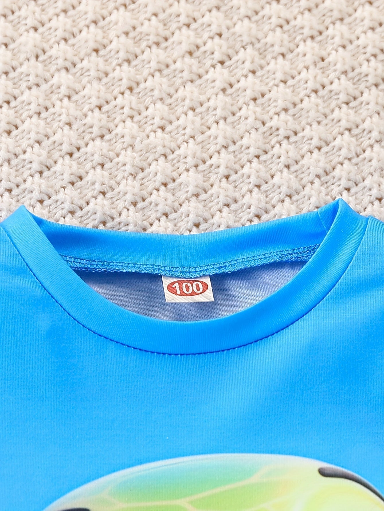 Sødt sommeroutfit med skildpaddedesign – T-shirt og shorts til børn