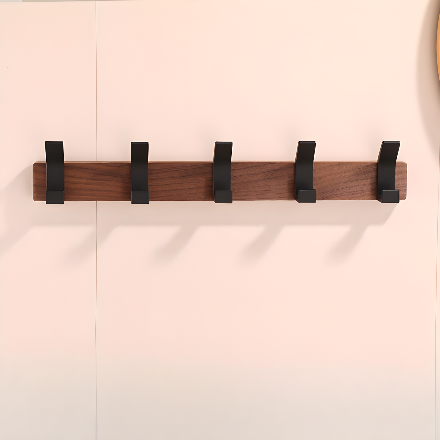 Elegant Väggupphängning i Modern Design med Justerbara Krokar