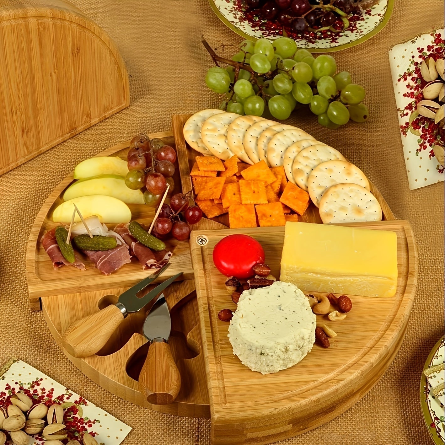 Elegant set av skärbrädor i bambu för ost och snacks