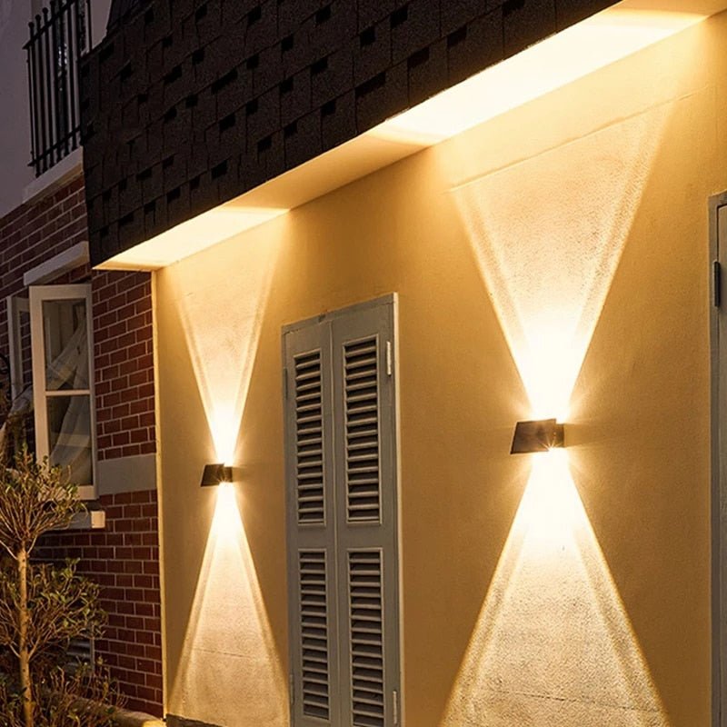 Soldriven utomhuslampa med smart sensor och IP65-skydd