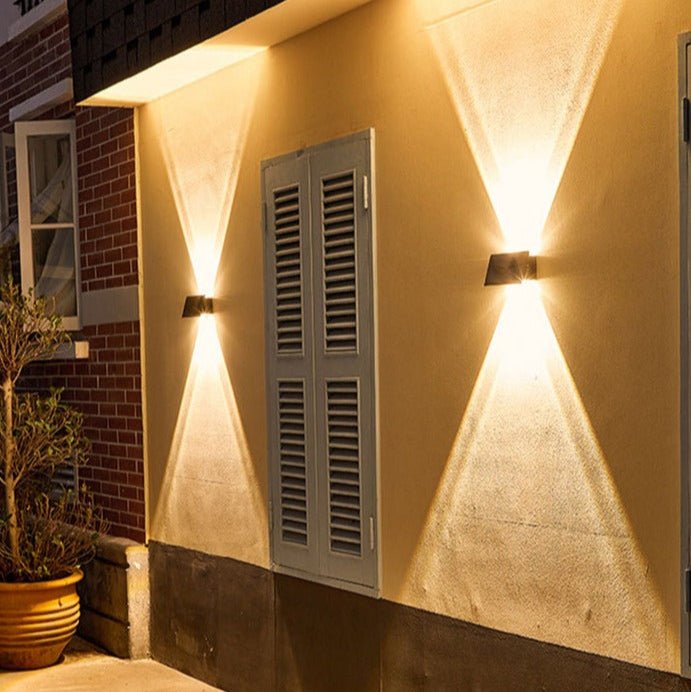 Soldriven utomhuslampa med smart sensor och IP65-skydd