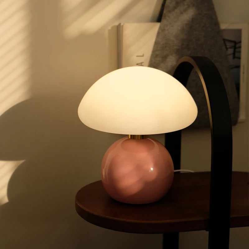 Modern sängbordslampa i creme med justerbart LED-ljus