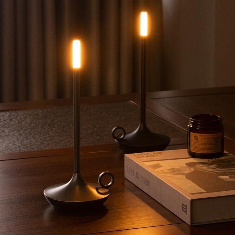 Elegant LED Bordlampe i Aluminium med Justerbar Lysstyrke