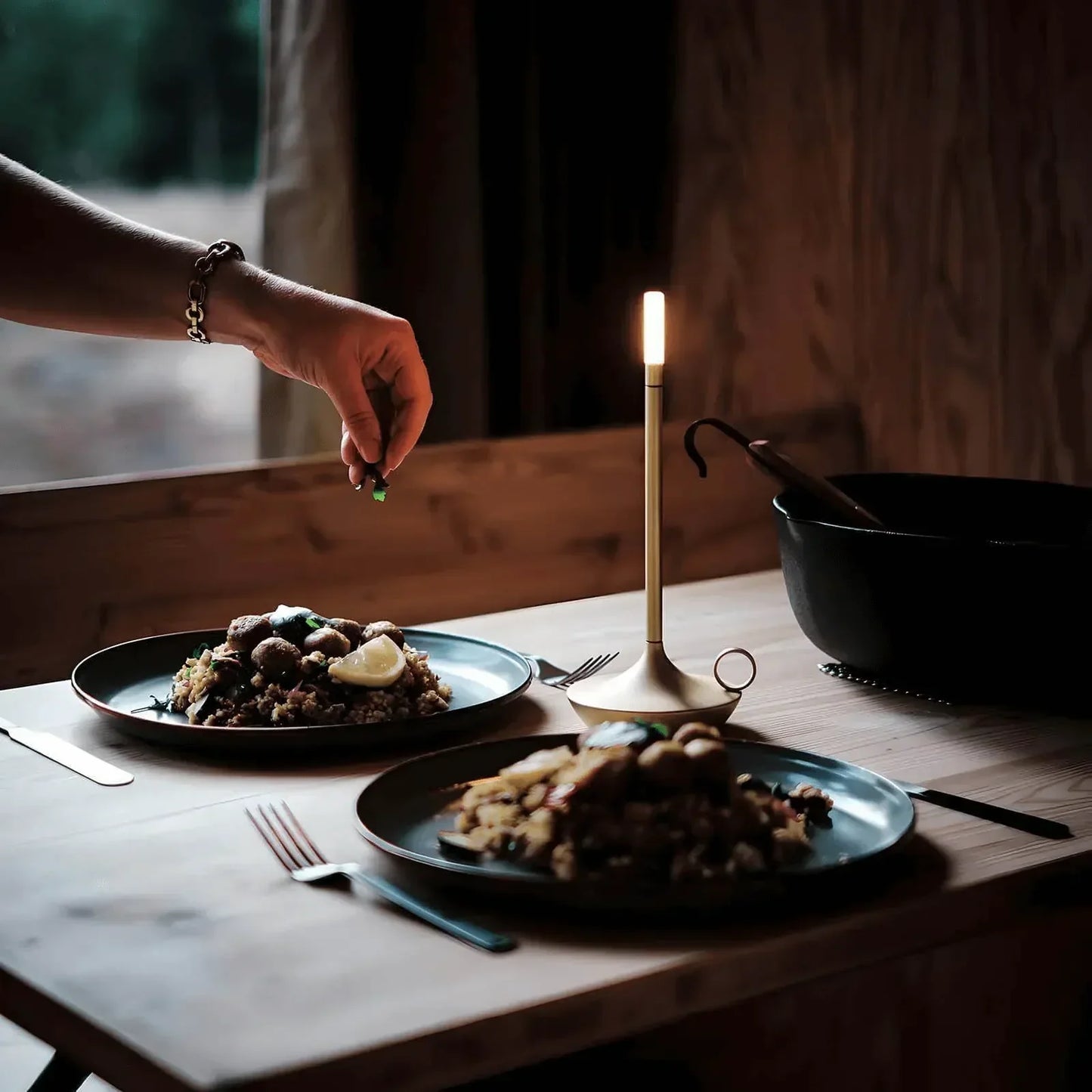 Elegant LED Bordlampe i Aluminium med Justerbar Lysstyrke