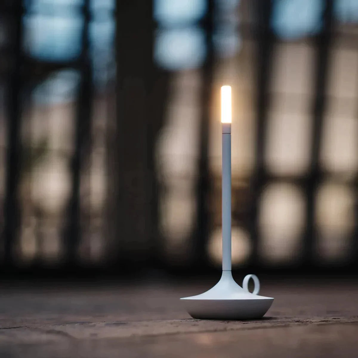 Elegant LED Bordlampe i Aluminium med Justerbar Lysstyrke