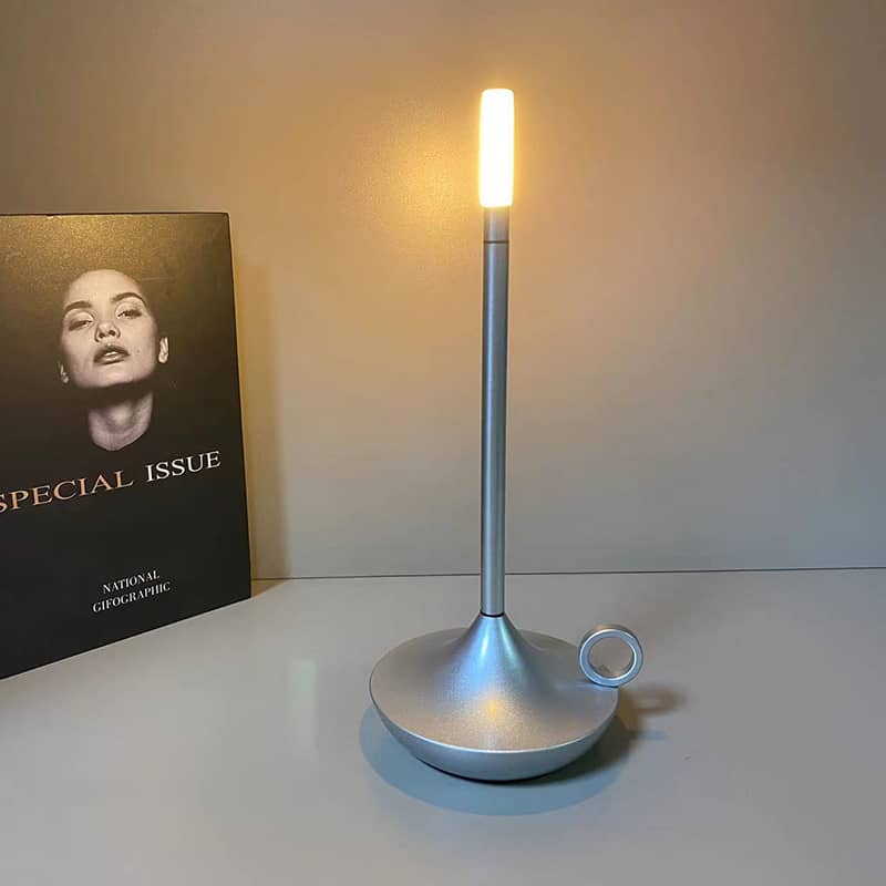Elegant LED Bordlampe i Aluminium med Justerbar Lysstyrke
