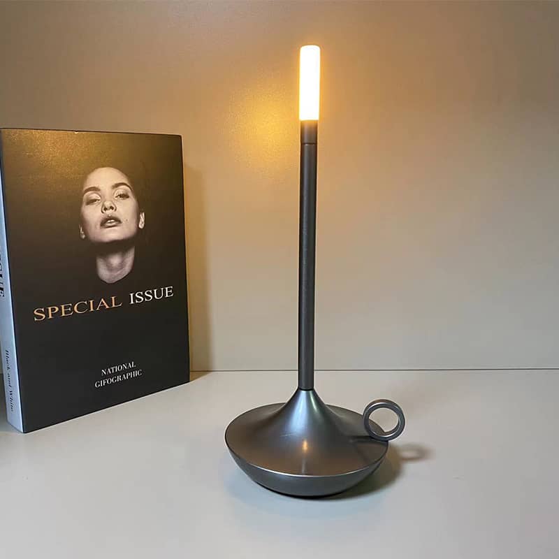 Elegant LED Bordlampe i Aluminium med Justerbar Lysstyrke