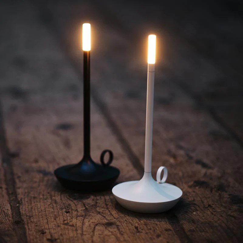Elegant LED Bordlampe i Aluminium med Justerbar Lysstyrke