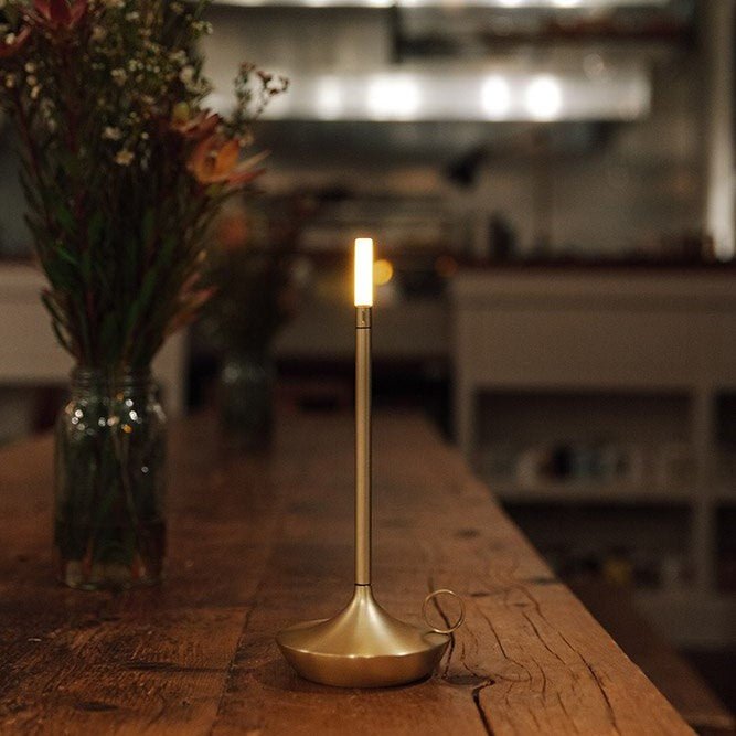 Elegant LED Bordlampe i Aluminium med Justerbar Lysstyrke