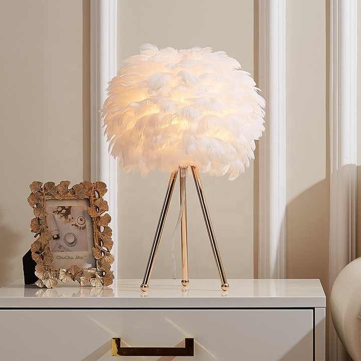 Dæmpbar Bordlampe med Fjer – Skab Elegant Belysning