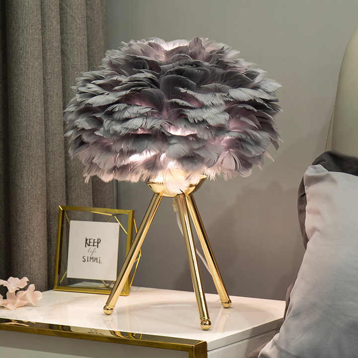 Dæmpbar Bordlampe med Fjer – Skab Elegant Belysning