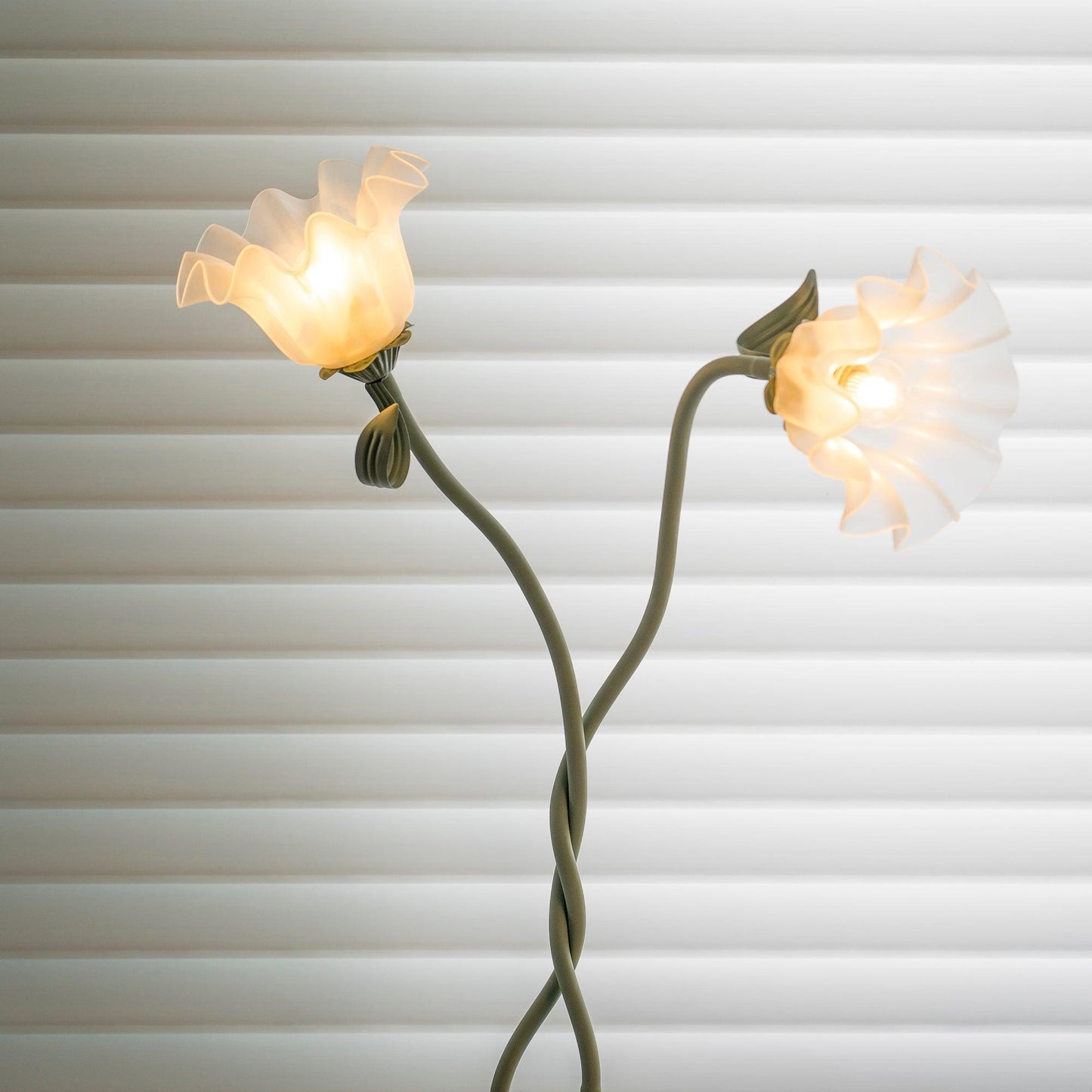 Flot Gulvlampe med Blomstrede Glas og Varm LED-belysning