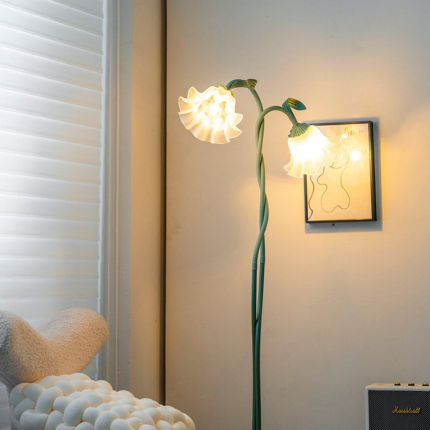 Flot Gulvlampe med Blomstrede Glas og Varm LED-belysning