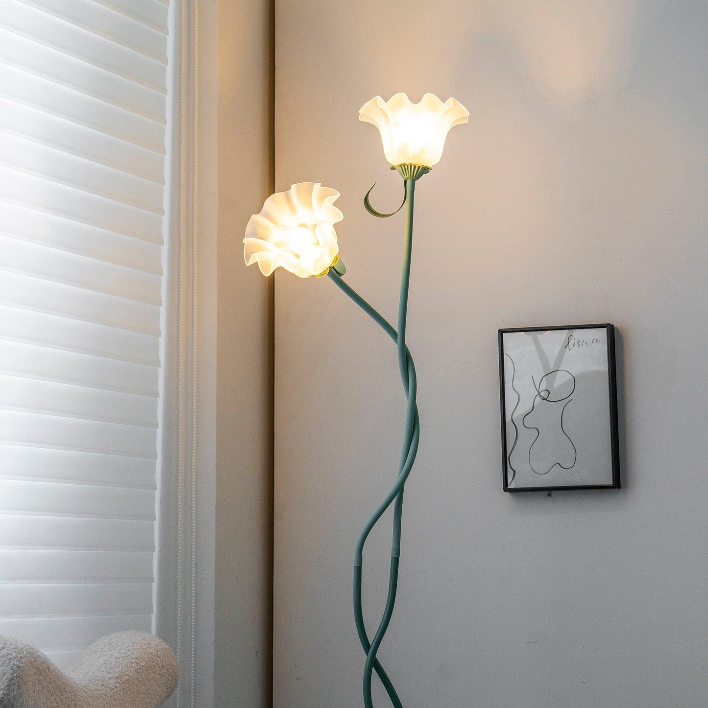 Flot Gulvlampe med Blomstrede Glas og Varm LED-belysning