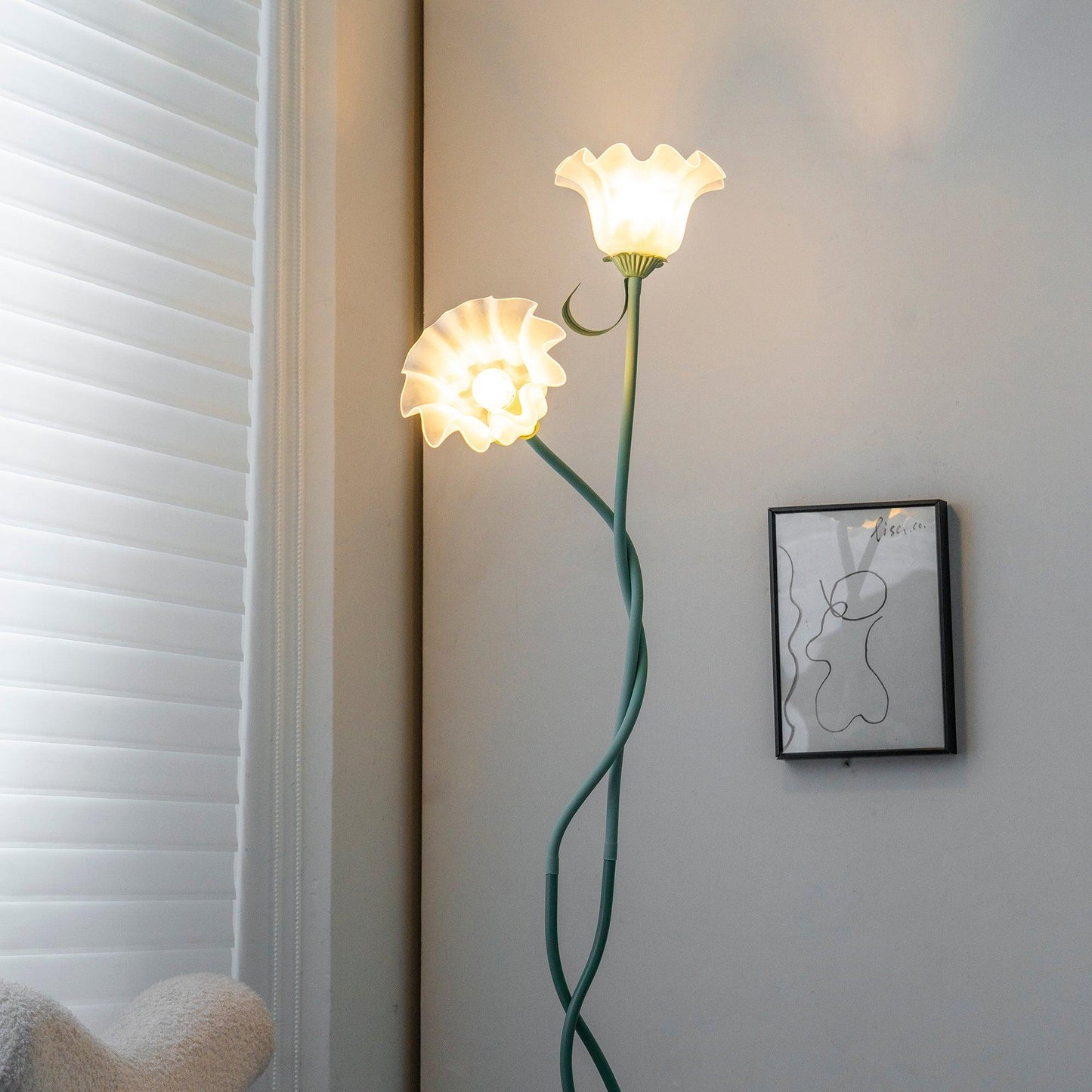 Flot Gulvlampe med Blomstrede Glas og Varm LED-belysning