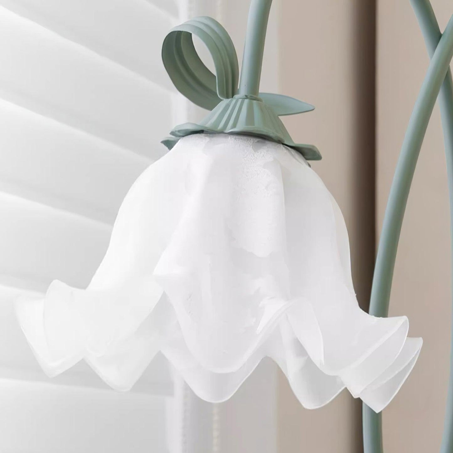 Flot Gulvlampe med Blomstrede Glas og Varm LED-belysning