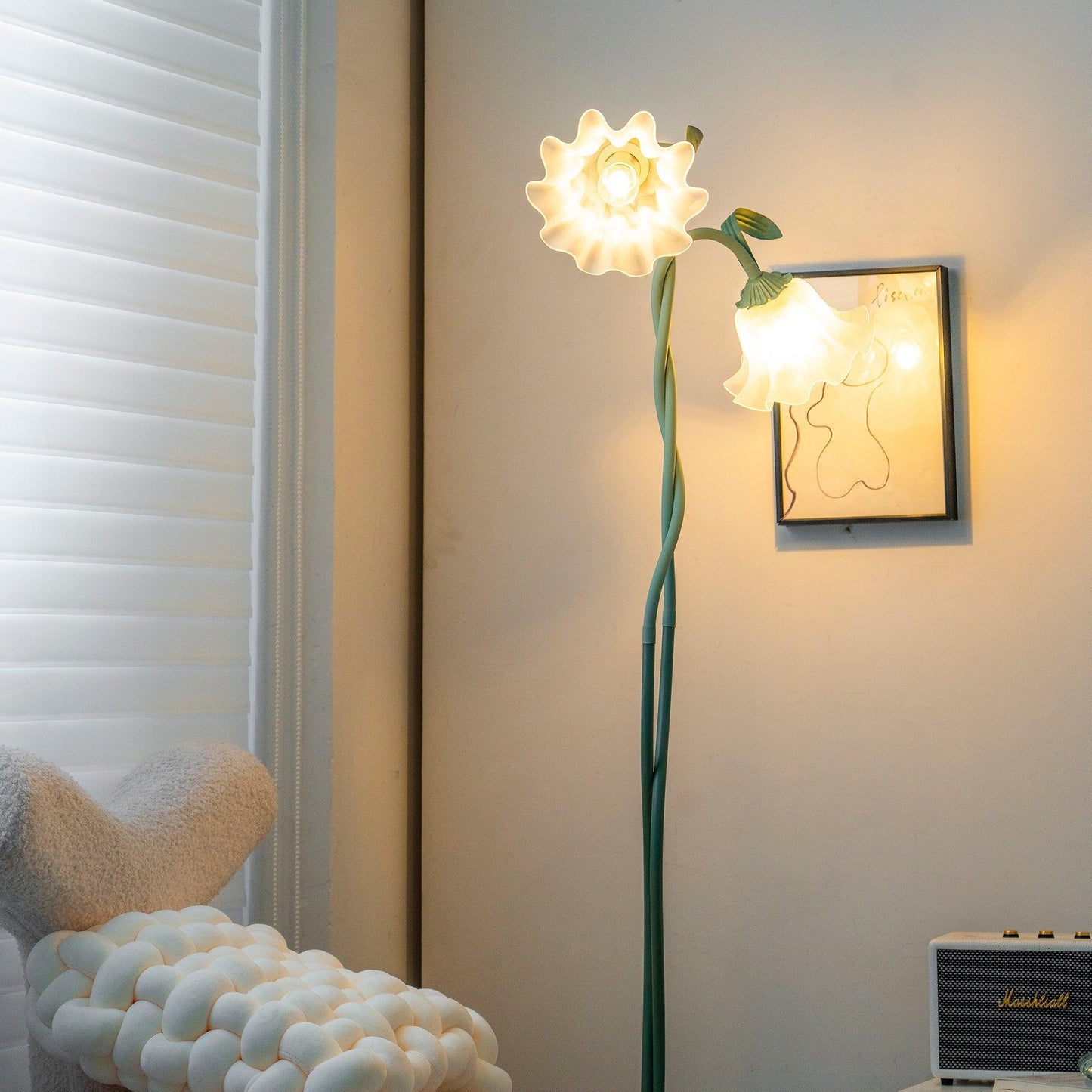 Flot Gulvlampe med Blomstrede Glas og Varm LED-belysning