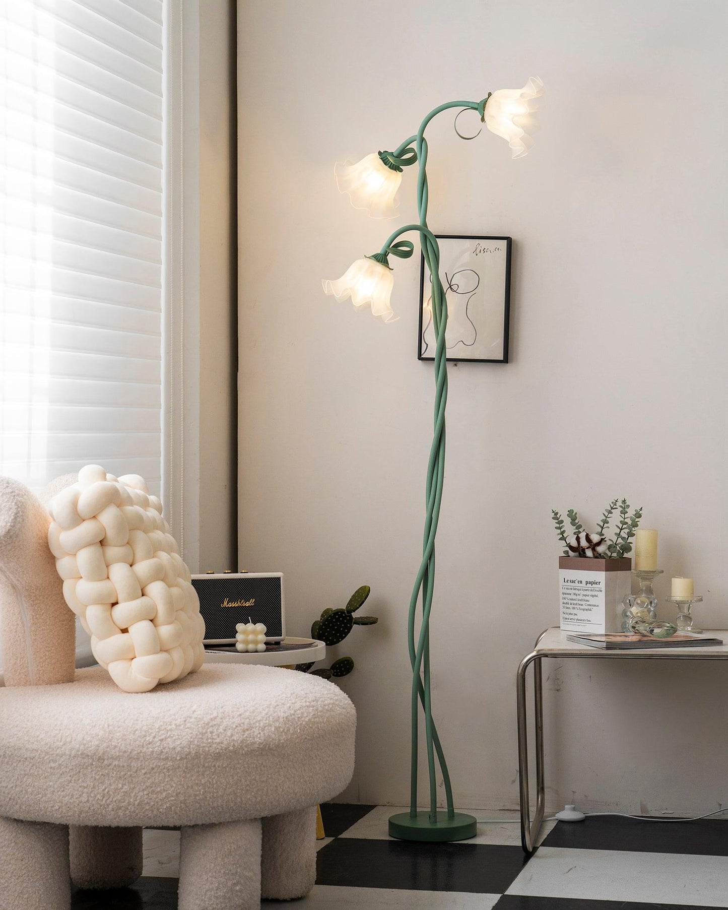 Flot Gulvlampe med Blomstrede Glas og Varm LED-belysning