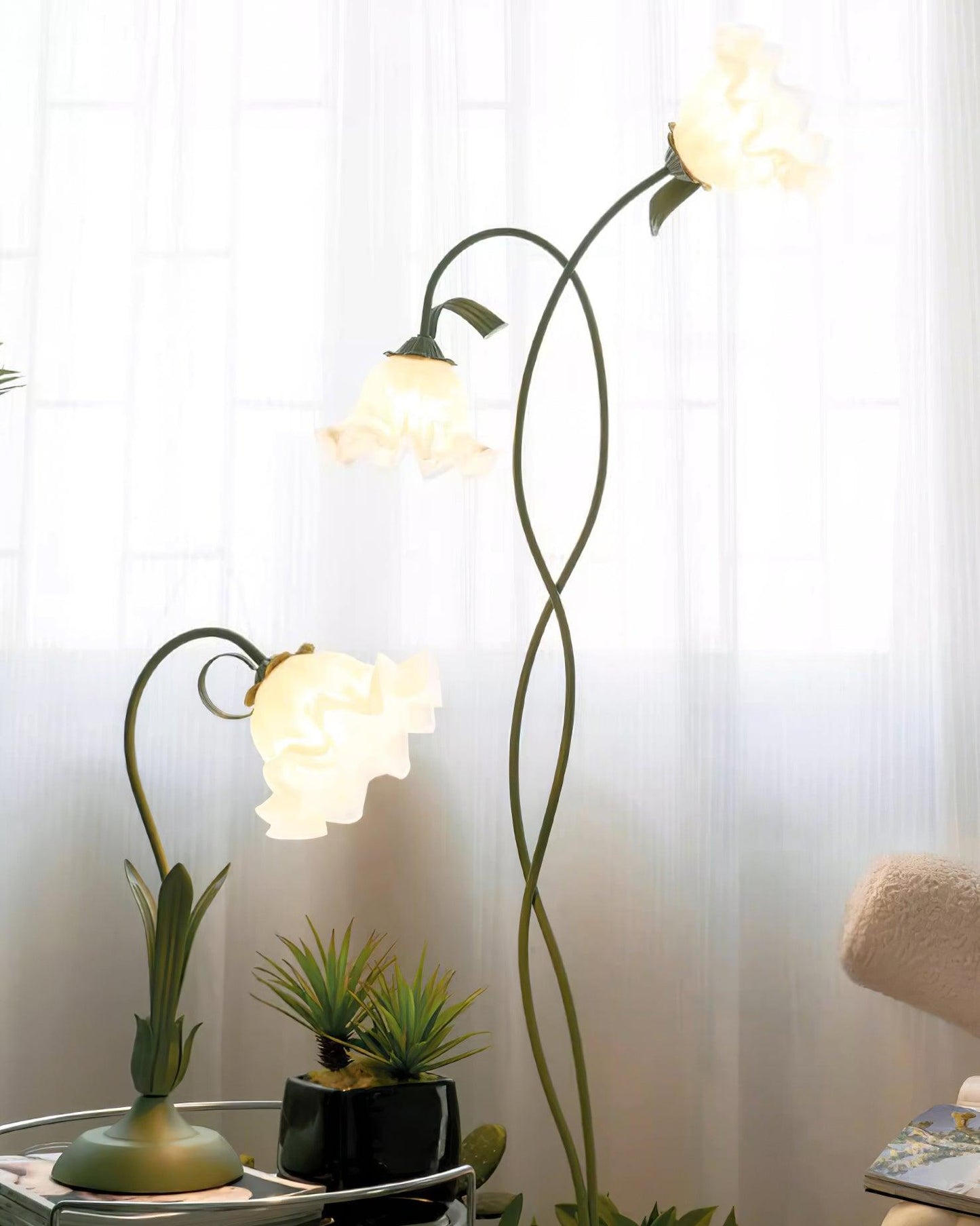 Flot Gulvlampe med Blomstrede Glas og Varm LED-belysning