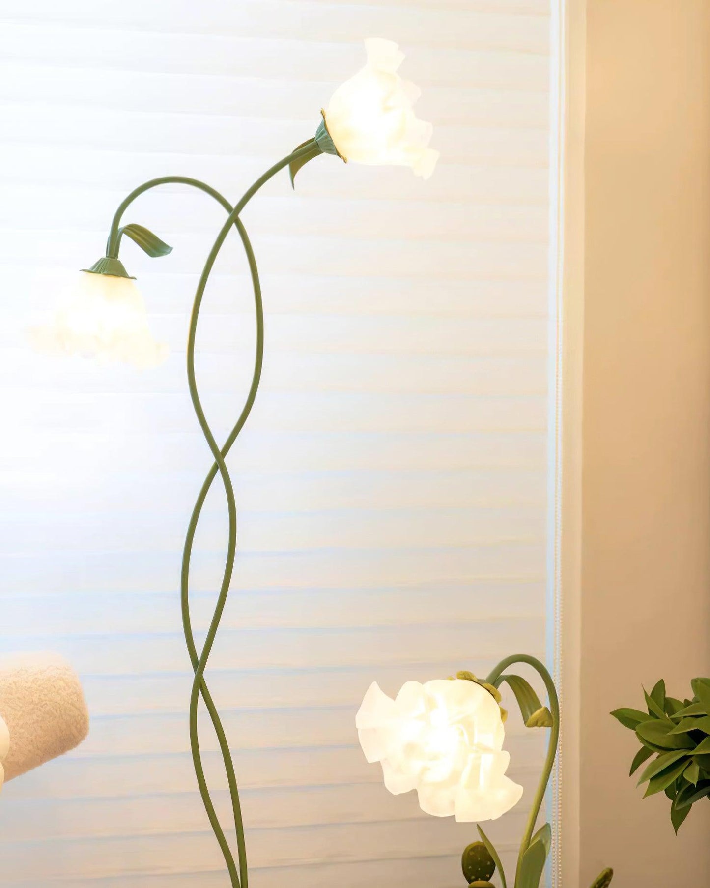 Flot Gulvlampe med Blomstrede Glas og Varm LED-belysning