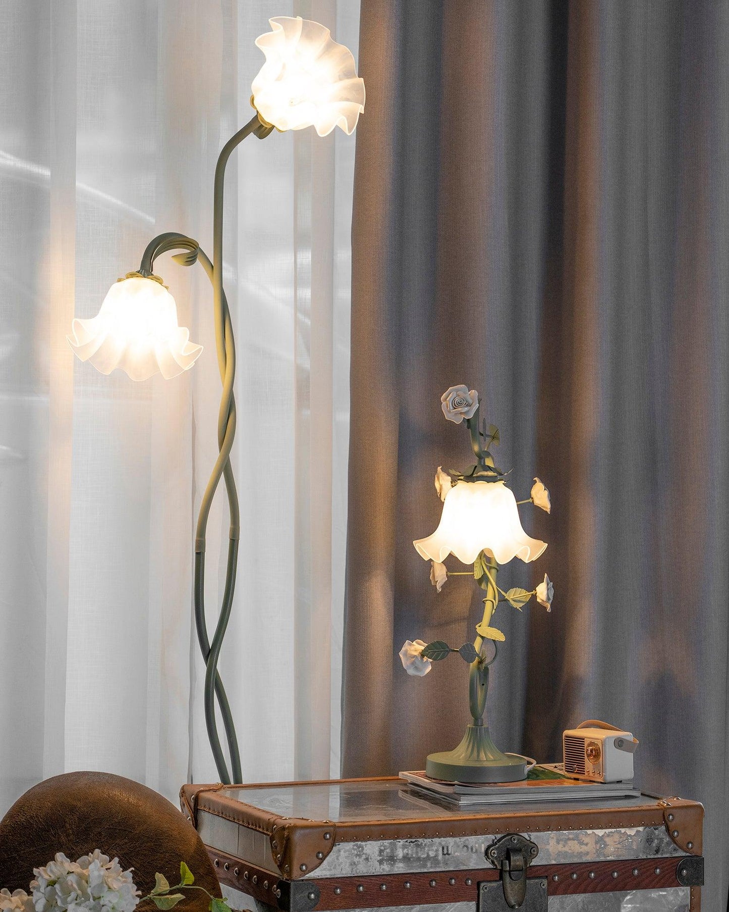 Flot Gulvlampe med Blomstrede Glas og Varm LED-belysning
