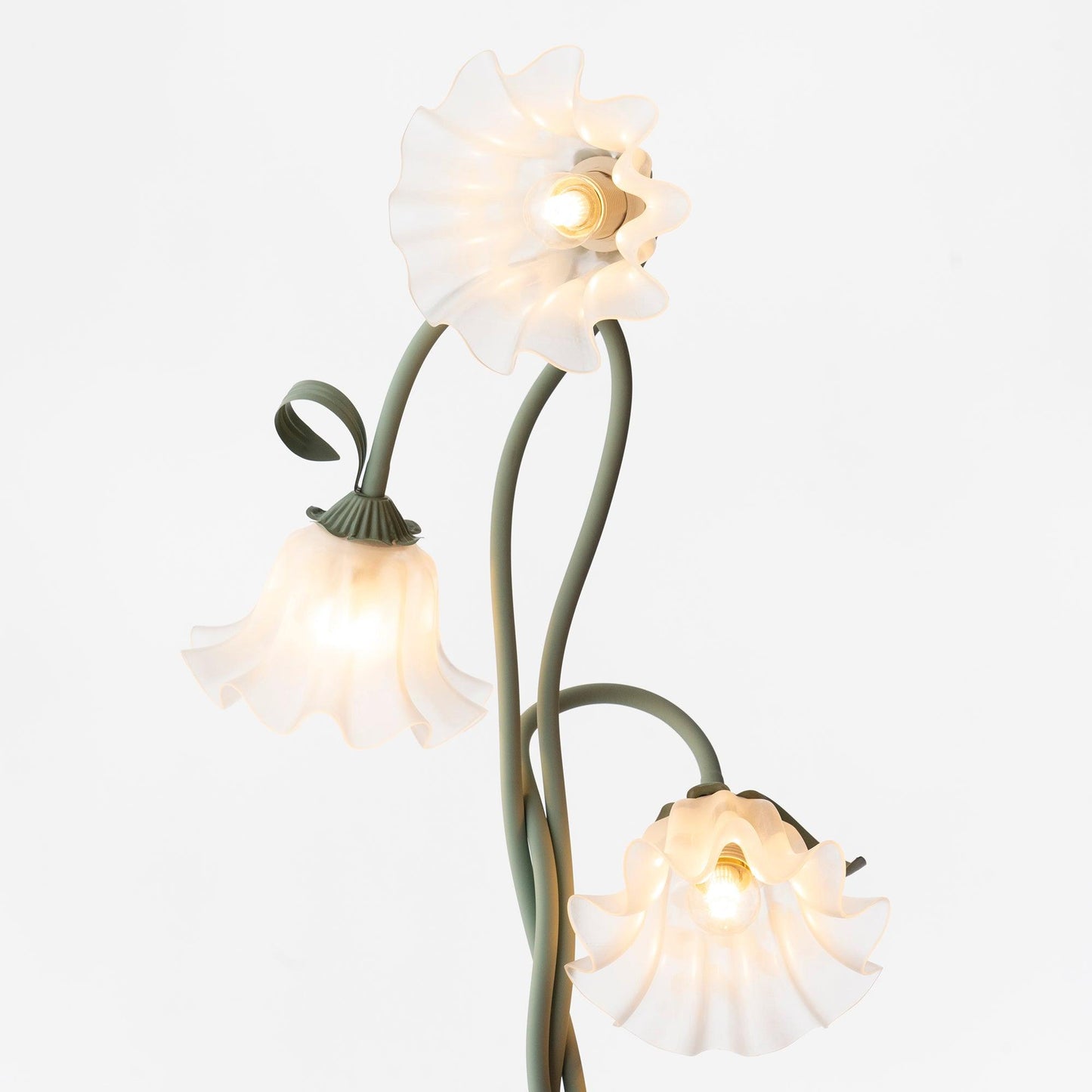 Flot Gulvlampe med Blomstrede Glas og Varm LED-belysning