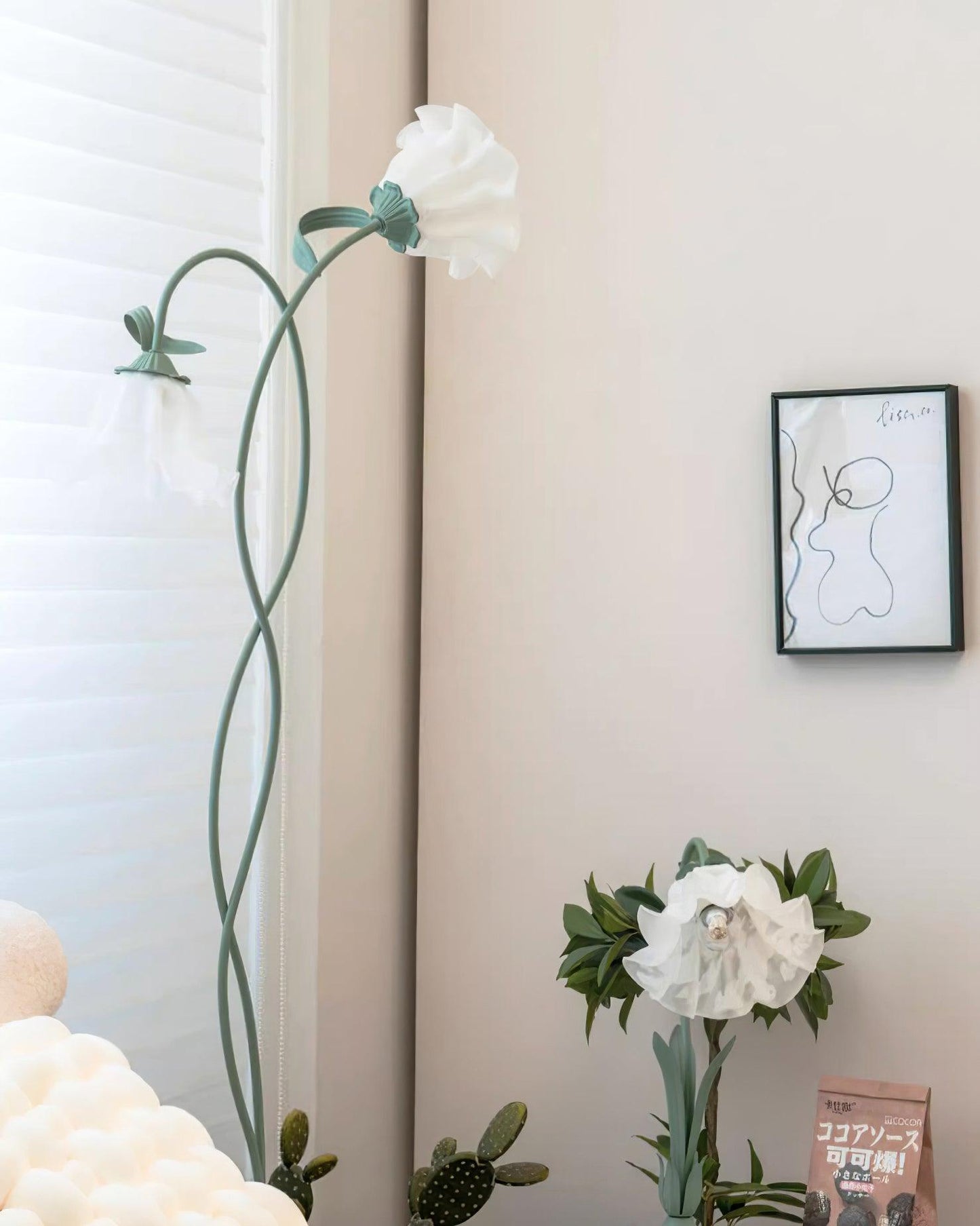 Flot Gulvlampe med Blomstrede Glas og Varm LED-belysning