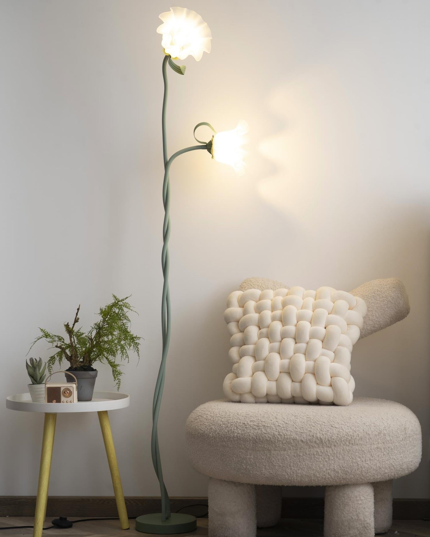 Flot Gulvlampe med Blomstrede Glas og Varm LED-belysning
