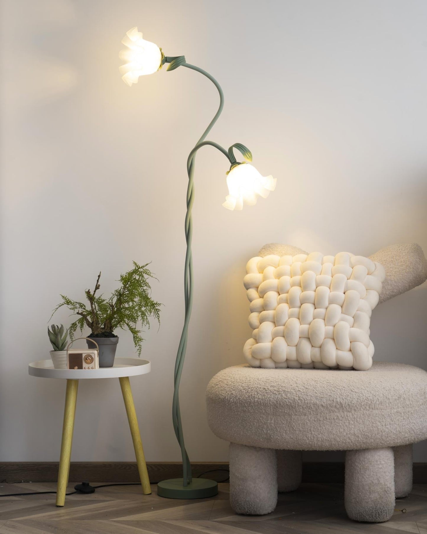 Flot Gulvlampe med Blomstrede Glas og Varm LED-belysning