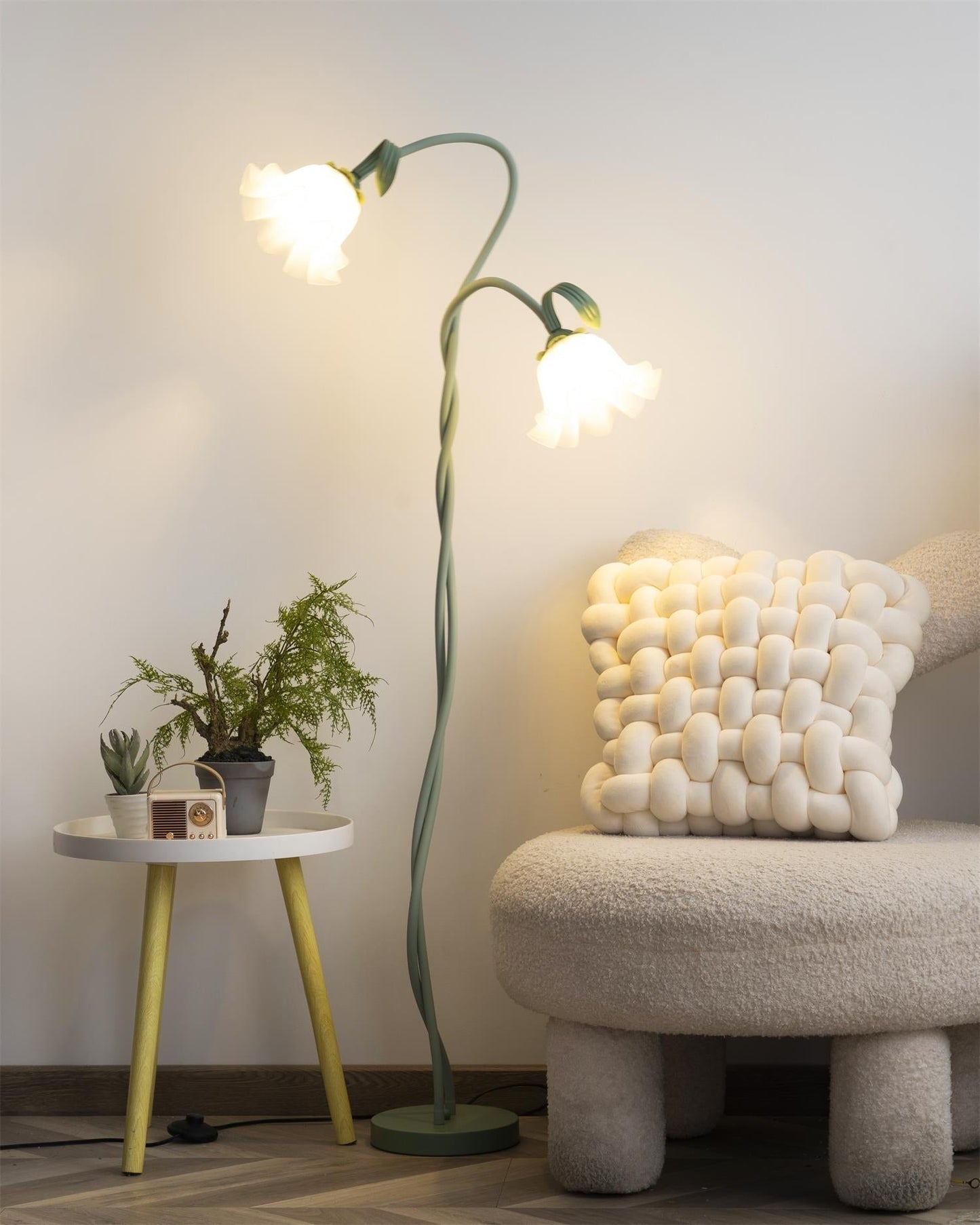 Flot Gulvlampe med Blomstrede Glas og Varm LED-belysning
