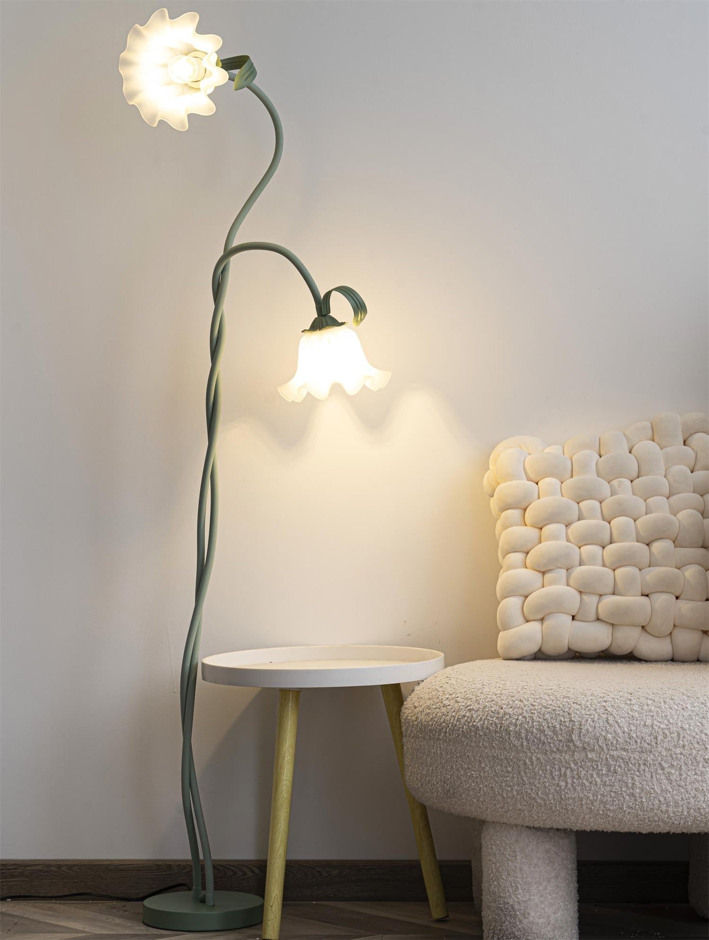 Flot Gulvlampe med Blomstrede Glas og Varm LED-belysning