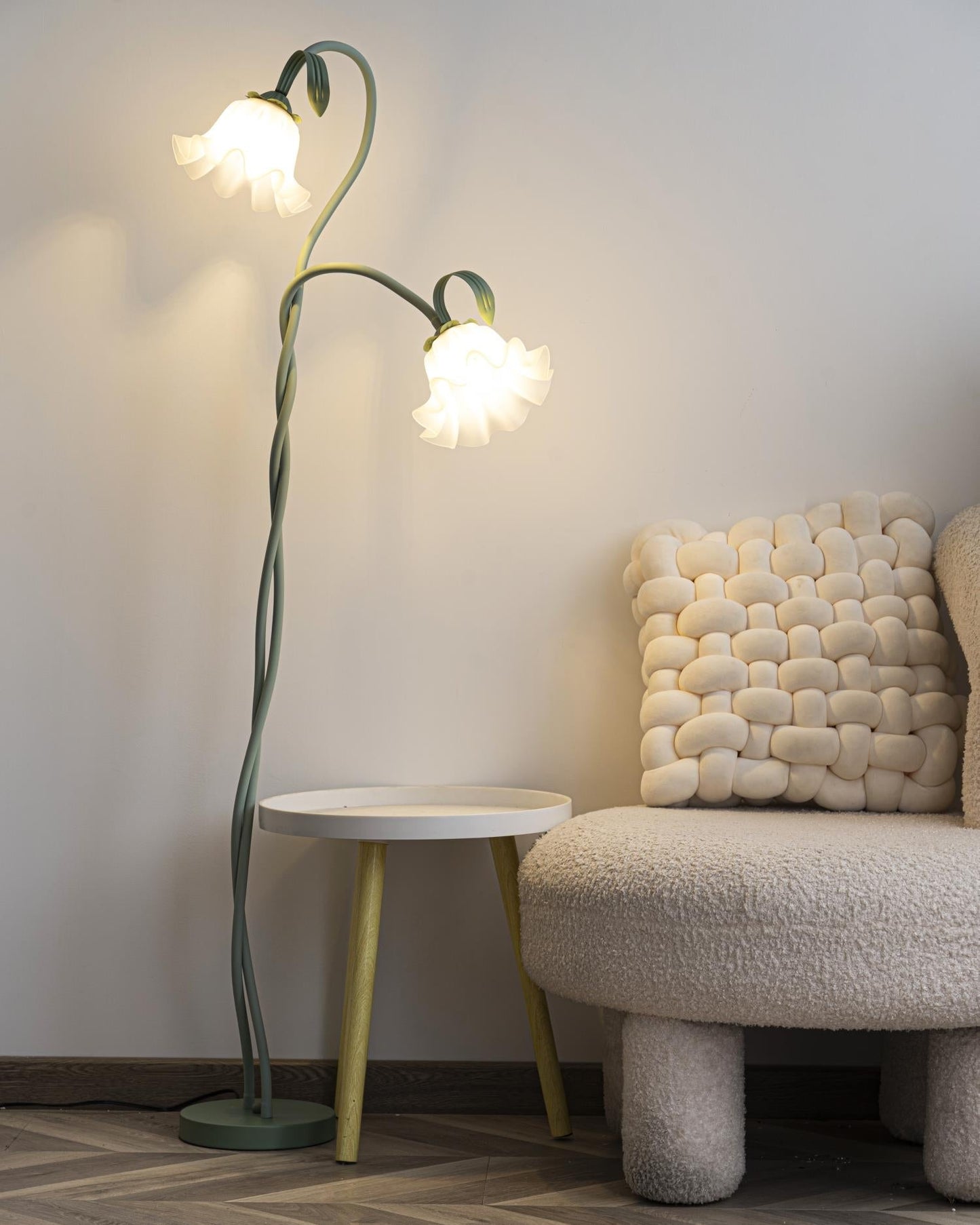 Flot Gulvlampe med Blomstrede Glas og Varm LED-belysning