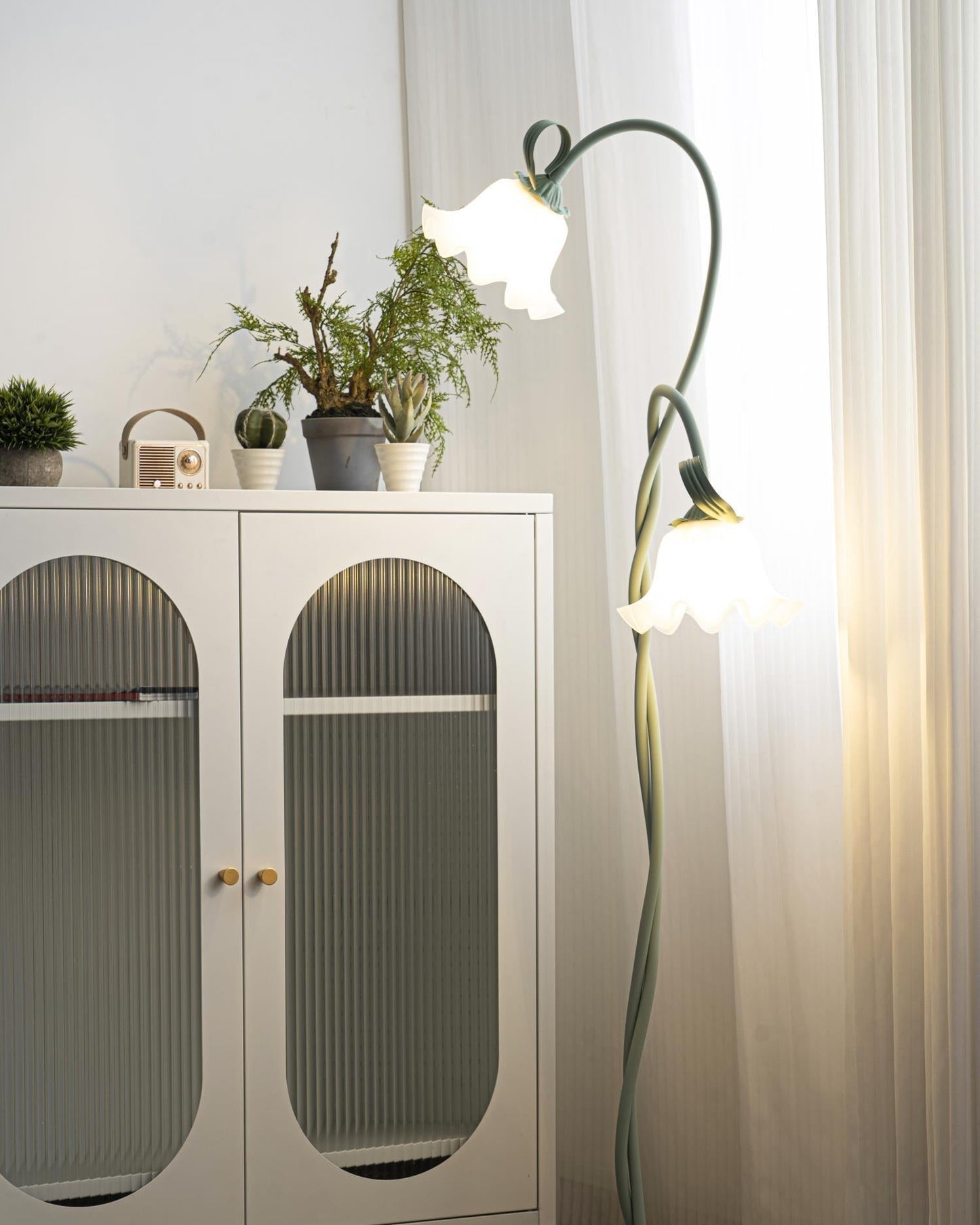 Flot Gulvlampe med Blomstrede Glas og Varm LED-belysning