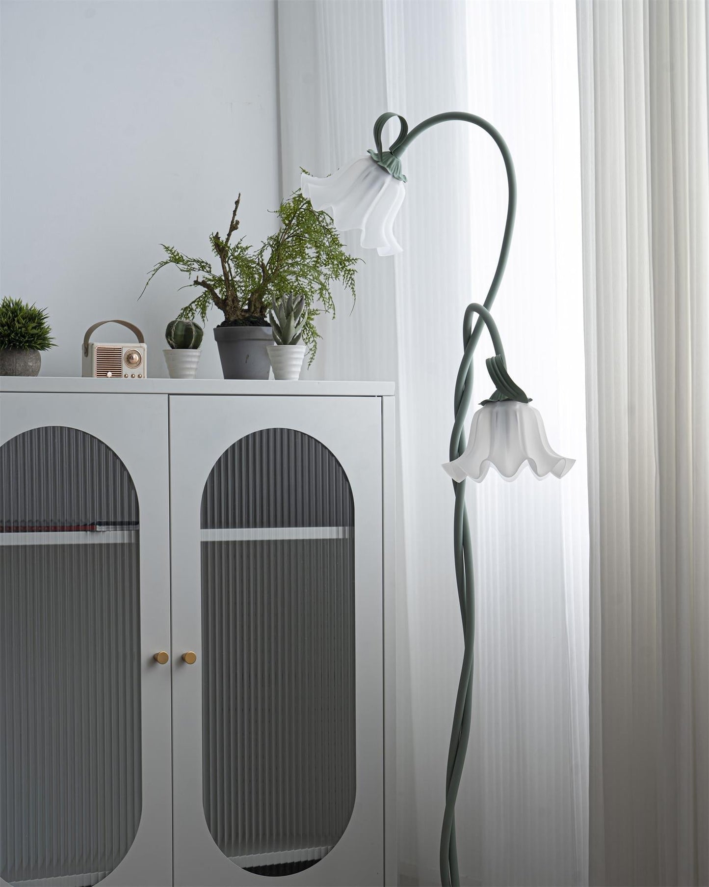 Flot Gulvlampe med Blomstrede Glas og Varm LED-belysning