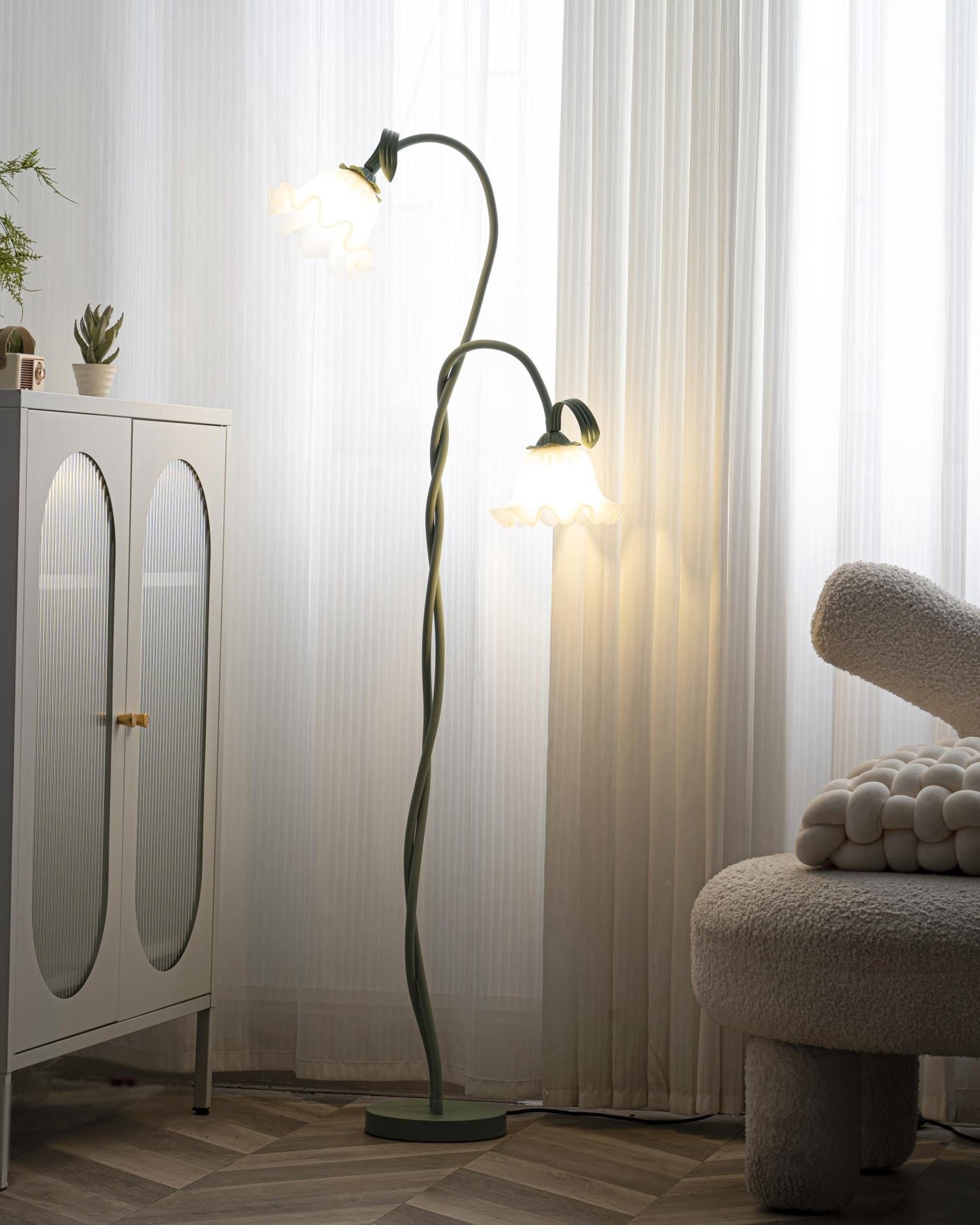 Flot Gulvlampe med Blomstrede Glas og Varm LED-belysning