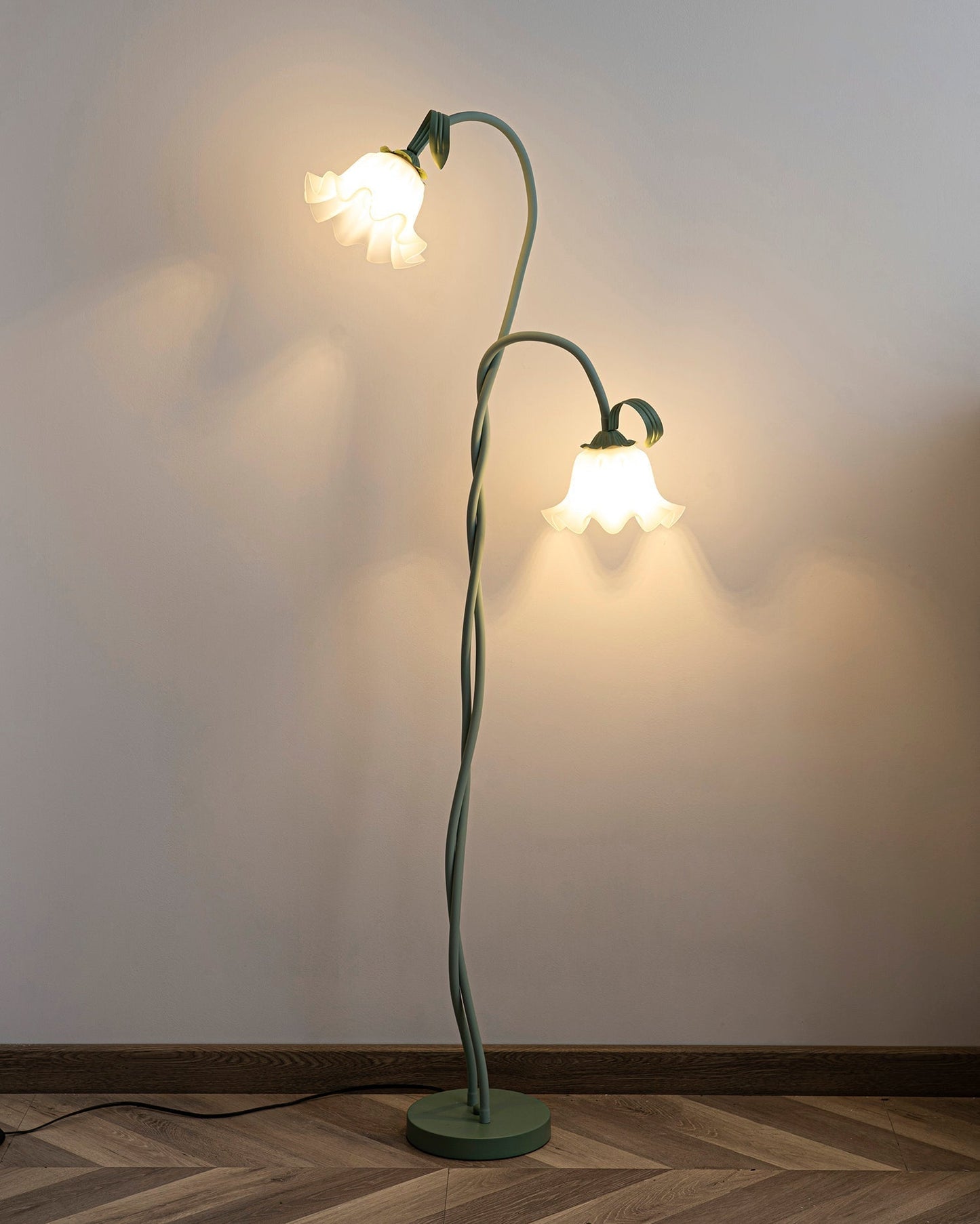 Flot Gulvlampe med Blomstrede Glas og Varm LED-belysning