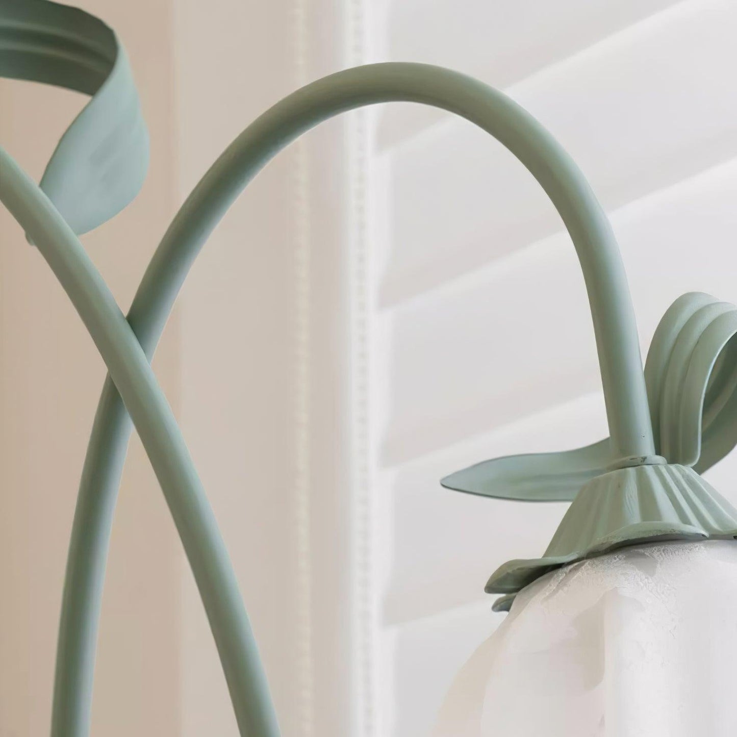 Flot Gulvlampe med Blomstrede Glas og Varm LED-belysning