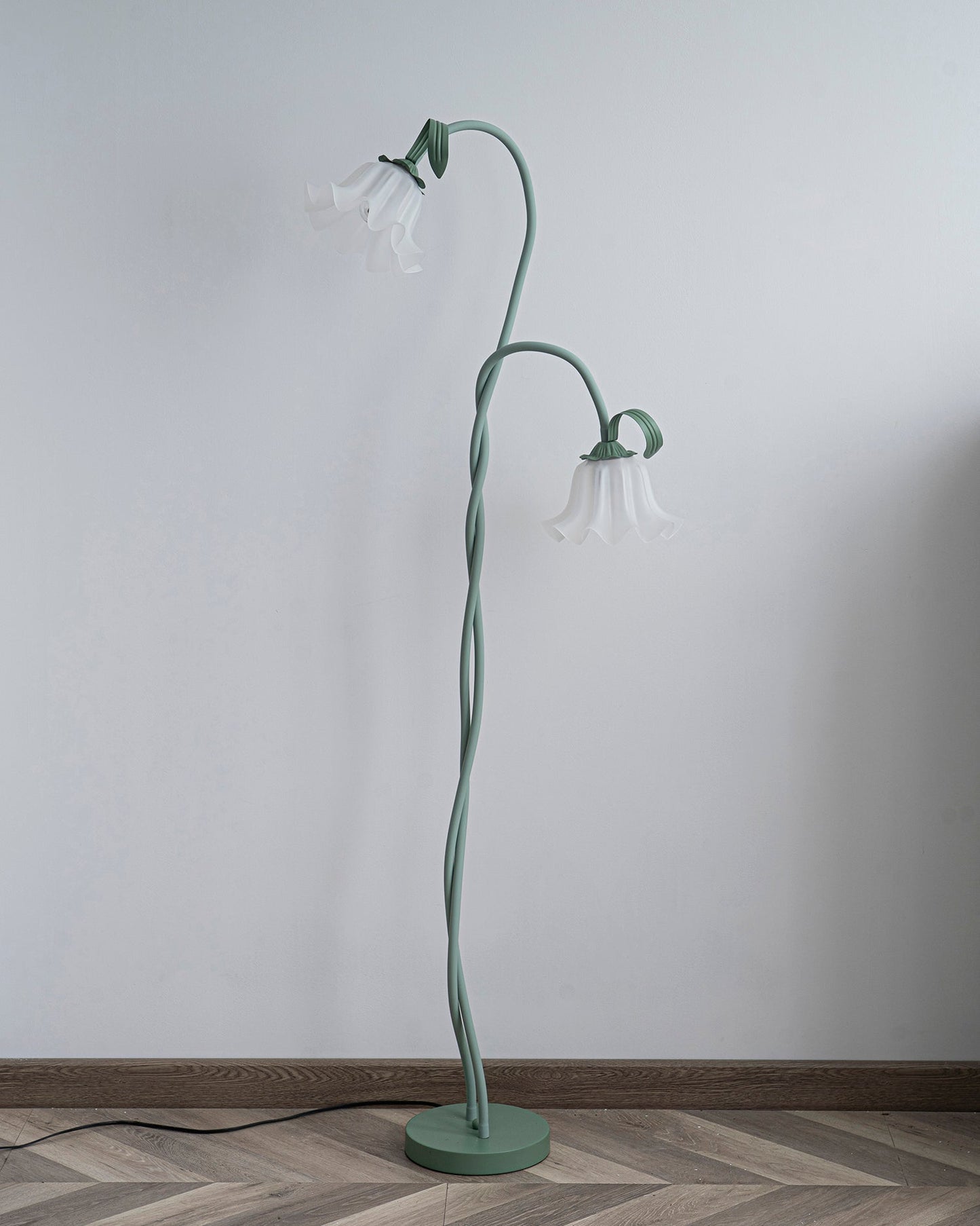 Flot Gulvlampe med Blomstrede Glas og Varm LED-belysning