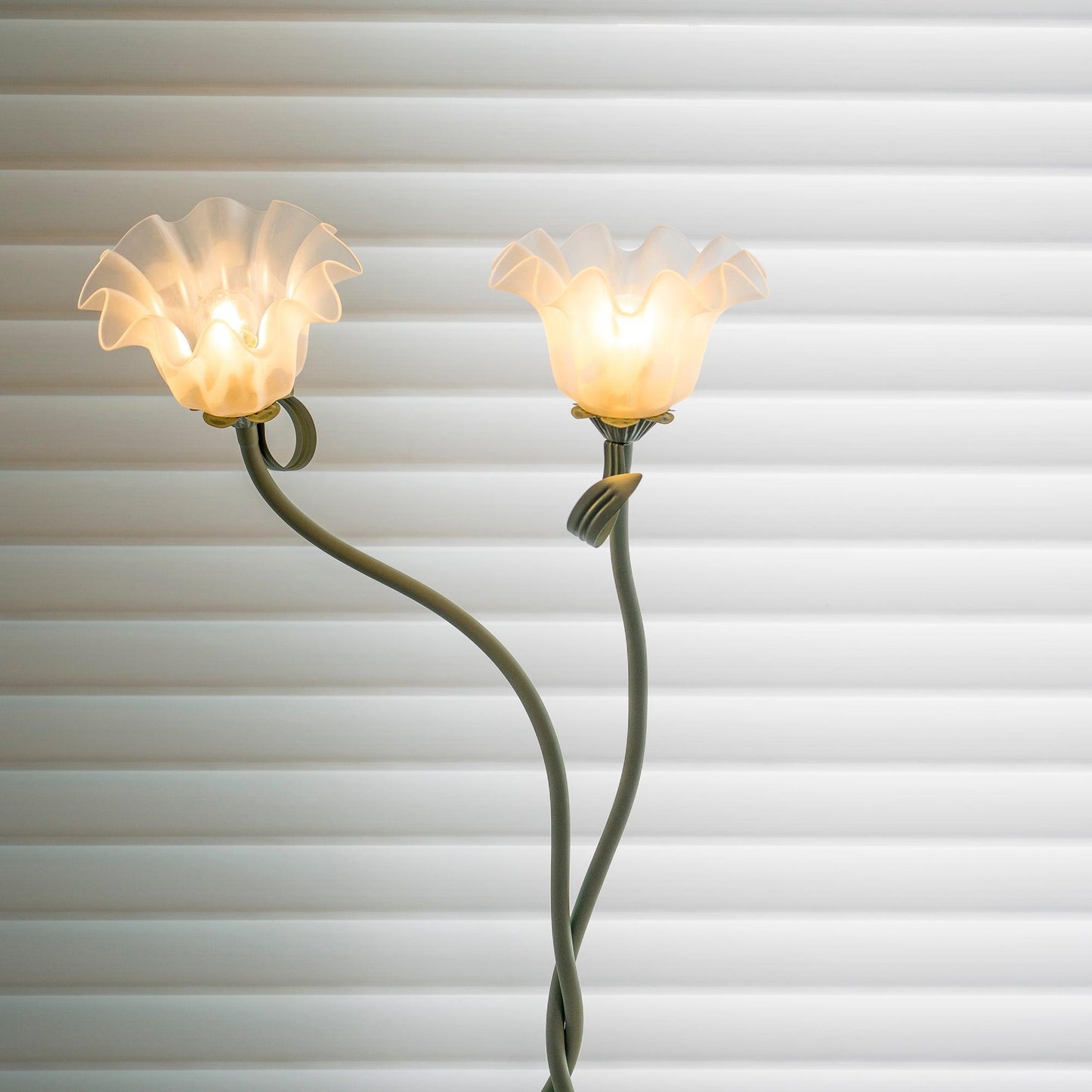 Flot Gulvlampe med Blomstrede Glas og Varm LED-belysning